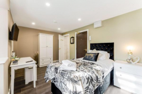 Elegant Studio - Perfect for Explorers